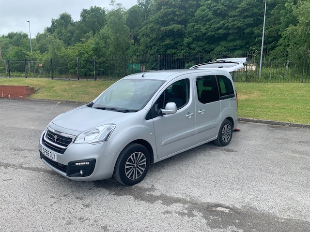 Use Wheelchair Accessible Peugeot Partner 1.6BlueHDi 100 Active automatic